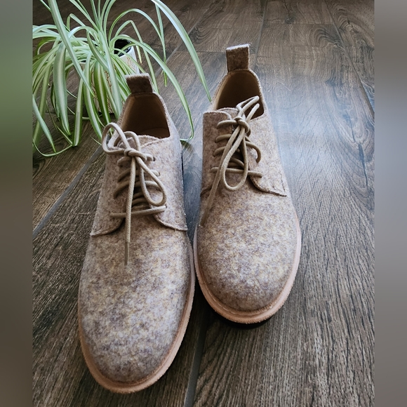 Eileen Fisher Nims Lace-up Oxford loafers in color Barley - Picture 9 of 12